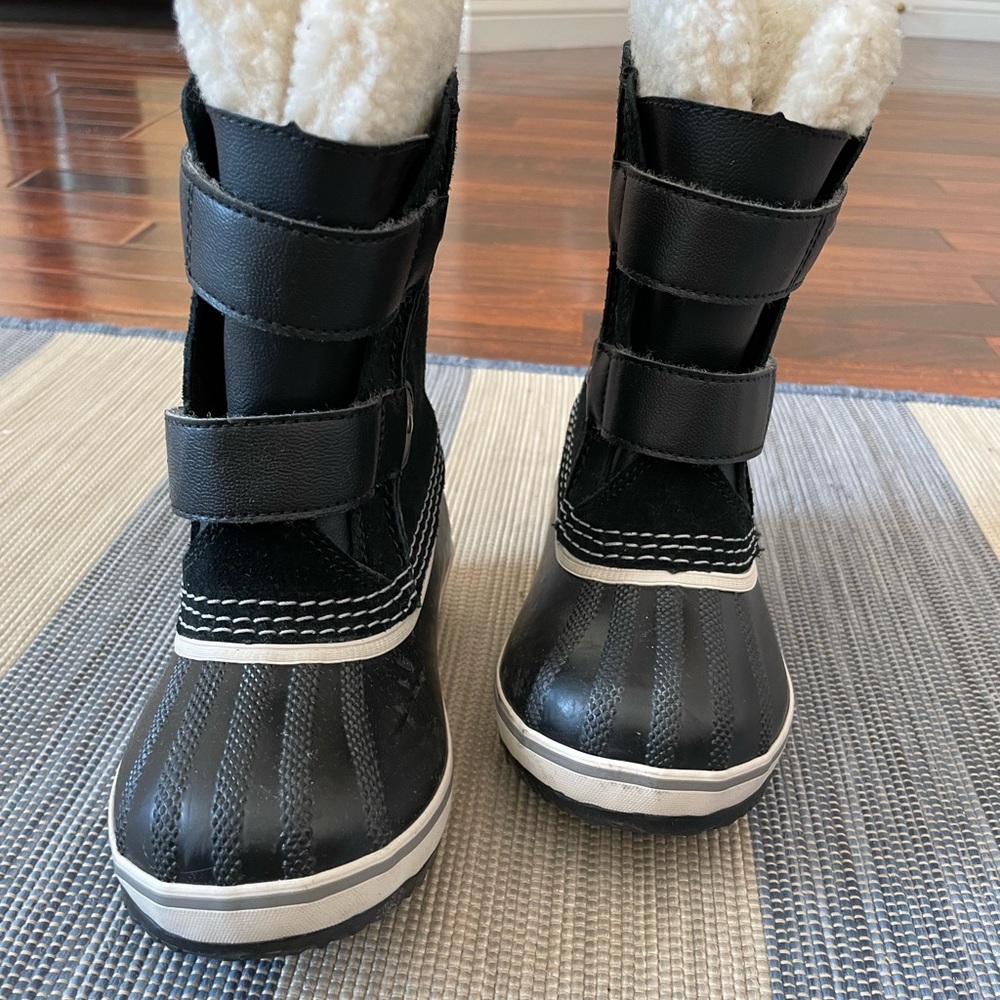 Sorel Kids snow boots Size 10 worn once